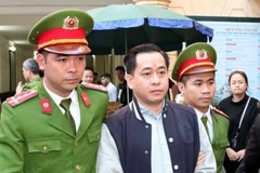 Cảnh sát dẫn giải bị cáo Phan Văn Anh Vũ sau khi Hội đồng xét xử kết thúc tuyên án ngày 30/1. (Ảnh: Văn Điệp/TTXVN)