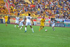 Một pha tranh bóng giữa cầu thủ hai đội. (Ảnh Công Luật/TTXVN)