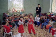 Buổi học múa hát của trẻ em huyện đảo Bạch Long Vĩ, thành phố Hải Phòng. (Ảnh: Đình Trân/TTXVN)