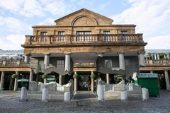 Ngôi nhà 'thủng lỗ' khiến nhiều người hốt hoảng tại Covent Garden, London, Anh. (Nguồn: Boredpanda)