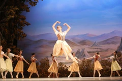 Giselle là vở vũ kịch điển hình của thể loại ballet lãng mạn. Các kỹ thuật ballet được phô diễn trong cảnh lễ hội mùa gặt và cảnh các Wilis bắt kẻ bội tình nhảy múa đến lúc chết. (Ảnh: Thành Đạt/TTXVN)