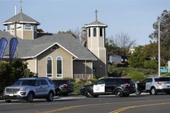 Xe cảnh sát gác tại hiện trường vụ nổ súng tại giáo đường Do Thái ở thị trấn Poway, bang California ngày 27/4/2019. (Ảnh: THX/TTXVN)