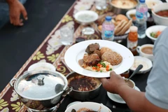 Bàn tiệc Iftar dài nhất thế giới tại Thủ đô hành chính mới của Ai Cập cách Cairo khoảng 50km về phía đông ngày 1/6. (Ảnh: THX/TTXVN)