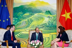 Thủ tướng Nguyễn Xuân Phúc tiếp Bộ trưởng Bộ Môi trường kinh doanh, Thương mại và doanh nghiệp Romania, Đại diện Hội đồng EU Stefan-Radu Oprea và bà Cecilia Malmetrom, Cao ủy Thương mại EU. (Ảnh: Thống Nhất/TTXVN)