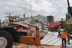 Hiện trường vụ sập nhà ở Preah Sihanouk, Campuchia, ngày 22/6/2019. (Ảnh: THX/ TTXVN)