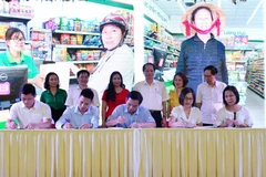 Các doanh nghiệp sản xuất, doanh nghiệp phân phối đã ký cam kết tham gia công tác chống rác thải nhựa do Chính phủ và thành phố Hà Nội phát động. (Ảnh: Phương Anh/TTXVN)