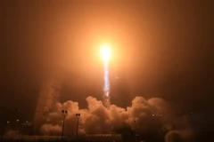 Tên lửa đẩy mang theo tàu vũ trụ rời bệ phóng ở căn cứ không quân Vandenberg, bang California, Mỹ ngày 5/5/2018. (Ảnh: AFP/TTXVN)