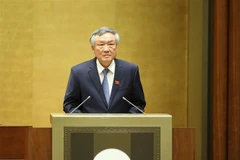 Chánh án Tòa án nhân dân tối cao Nguyễn Hòa Bình trình bày Tờ trình về việc sửa đổi, bổ sung Nghị quyết số 81/2014/QH13 ngày 24/11/2014 của Quốc hội về việc thi hành Luật Tổ chức Tòa án nhân dân. (Ảnh: Dương Giang/TTXVN)