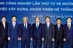 Thủ tướng Nguyễn Xuân Phúc với các đại biểu dự hội thảo. (Ảnh: Thống Nhất/TTXVN)