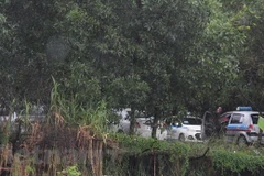 Taxi dù chờ “cò” dắt khách ra chỗ đậu xe ở làng Tân Trại, đối diện nhà ga T2, xã Phú Cường, Sóc Sơn, Hà Nội. (Ảnh: Việt Hùng/Vietnam+)