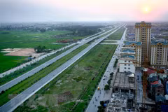 Phương tiện lưu thông trên Đại lộ Thăng Long. (Ảnh: Huy Hùng/TTXVN)