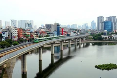 Đoàn tàu chạy qua đoạn hồ Hoàng Cầu. (Ảnh: Huy Hùng/TTXVN)