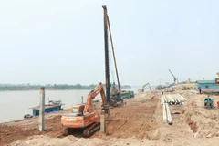 Cảng sông Tri Phương tập trung phục vụ hàng hóa xuất nhập khẩu của năm tỉnh miền Bắc thông quan vận chuyển container bằng đường thủy. (Ảnh: Việt Hùng/Vietnam+)