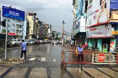 Lương của công nhân gác chắn đường sắt sẽ được tăng thêm 20%. (Ảnh: Việt Hùng/Vietnam+)