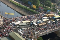 Hà Nội dự tính triển khai nhiều giải pháp đồng bộ như hạn chế xe cá nhân, thu phí xe giờ cao điểm để giảm ùn tắc giao thông. (Ảnh: Thanh Tâm/Vietnam+)