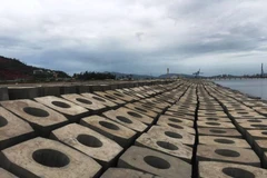 Phần bở kè bến Cảng chuyên dụng Công Thanh kiên cố với những trụ xi măng để chịu sóng lớn. (Ảnh: CTV/Vietnam+)