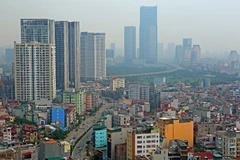 Các chung cư, khu đô thị mọc lên như nấm trong khi hạ tầng giao thông không thể theo kịp dẫn đến ùn tắc giao thông ngày càng trầm trọng. (Ảnh: Huy Hùng/TTXVN)