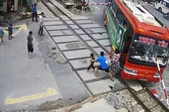 Cú đâm khiến hai cần chắn gãy hoàn toàn, xe khách gác đầu trên đường ray.