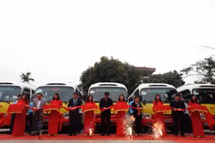 Các đại biểu cắt băng khai trương tuyến buýt mới số 108.(Ảnh: Việt Hùng/Vietnam+)