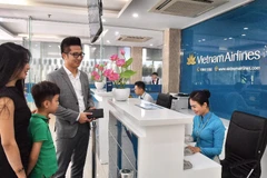 Hành khách đầu tiên trải nghiệm dịch vụ mới in-town check-in tại Hà Nội. (Ảnh: VNA cung cấp)