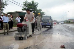 Nhà thầu thi công sửa chữa hư hỏng, hằn lún vệt bánh xe tuyến Quốc lộ 5. (Ảnh: Phan Quân/TTXVN)