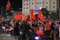 Người người hâm mộ đổ ra đường ăn mừng chiến thắng của đội tuyển bóng đá Việt Nam. (Ảnh: Hồ Cầu/TTXVN)