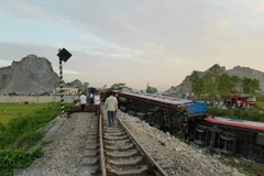 Hiện trường vụ lật 6 toa tàu khách Bắc-Nam sau va chạm với xe tải ở Thanh Hóa. (Nguồn: TTXVN)