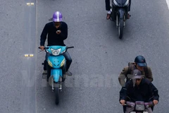 Sử dụng điện thoại di động khi lái xe sẽ ảnh hưởng trực tiếp tới an toàn giao thông của cộng đồng. (Ảnh: Minh Chiến/Vietnam+)