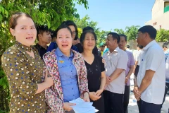 Thân nhân người lái tàu tử vong trong vụ tai nạn đường sắt rạng sáng 24/5. (Ảnh: Thùy Giang/Vietnam+)