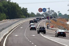 Các phương tiện lưu thông trên đường cao tốc Đà Nẵng-Quảng Ngãi. (Ảnh: Trần Tĩnh/TTXVN)