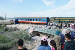 Vụ lật 6 toa tàu kinh hoàng tại Thanh Hóa làm 2 người chết và hơn 10 người bị thương. (Ảnh: TTXVN)