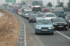 Nút giao cao tốc Pháp Vân lượng xe di chuyển chậm. (Ảnh: Việt Hùng/Vietnam+)