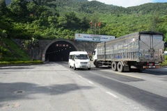 Phương tiện lưu thông qua hầm đường bộ Hải Vân 1. (Ảnh: Việt Hùng/Vietnam+)