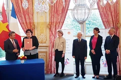 Vietnam Airlines và Công ty AFI KLM E&M ký kết và trao Hợp đồng bảo dưỡng động cơ máy bay Boeing 787-9. (Ảnh: VNA cung cấp)