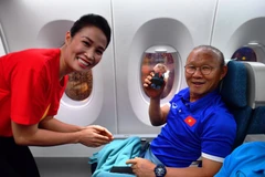 Huấn luyện viên Park Hang-seo bất ngờ và thích thú với món quà búp bê nhí phiên bản thu nhỏ phác họa mình. (Ảnh: VNA cung cấp)