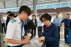 Hành khách đi lại trên tuyến buýt nhanh BRT 01 Kim Mã-Bến xe Yên Nghĩa sử dụng loại thẻ vé điện tử thông minh. (Ảnh: Việt Hùng/Vietnam+)