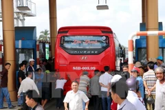 Tài xế phản ứng mức thu phí làm tê liệt nhiều giờ ở trạm BOT Sóc Trăng. (Ảnh: Trung Hiếu/TTXVN)