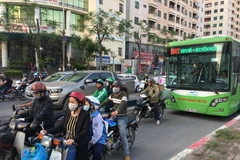 Xe máy ngang nhiên đi lấn làn đường dành riêng cho BRT. (Ảnh: Phương Linh/Vietnam+)