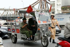 Cảnh sát giao thông kiểm tra xe ba bánh hoạt động trên địa bàn thủ đô. (Ảnh: TTXVN)