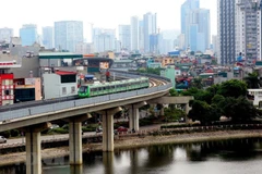 Đoàn tàu chạy qua đoạn hồ Hoàng Cầu. (Ảnh: Huy Hùng/TTXVN)