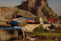 Hiện trường vụ lật 6 toa tàu khách Bắc-Nam sau va chạm với xe tải ở Thanh Hóa. (Nguồn: TTXVN)