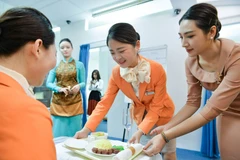 Các sinh viên Hàn Quốc thực hành kỹ năng phục vụ món ăn trên mô hình khoang máy bay.