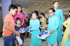 Những món quà handmade của trẻ em khuyết tật làm ra được Vietnam Airlines mua để tặng các em nhỏ dịp Tết Thiếu nhi 1/6. (Ảnh: Vietnam Airlines cung cấp)