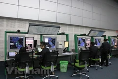 Kiểm soát viên không lưu đang làm việc tại Trung tâm kiểm soát bay. (Ảnh minh họa: Việt Hùng/Vietnam+)