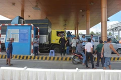 Sẽ xử phạt ôtô dừng, đỗ quá 5 phút ở trạm phí BOT từ ngày 25/1. (Ảnh: TTXVN)