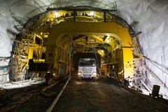 Nhà thầu huy động máy móc, nhân lực gấp rút thi công hầm Cù Mông về đích trước tiến độ 3 tháng. (Ảnh: Việt Hùng/Vietnam+)