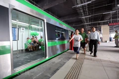 Người dân lên tàu Cát Linh-Hà Đông để đi thử. (Ảnh: Huy Hùng/TTXVN)
