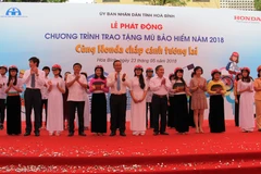 Đội mũ bảo hiểm đạt chuẩn góp phần quan trọng trong viêc giảm số người chết vì tai nạn giao thông. (Ảnh: Việt Hùng/Vietnam+)