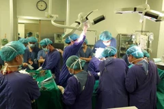 Các bác sỹ trong ca phẫu thuật tại bênh viện Việt Đức. (Ảnh: VNA cung cấp)