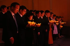 Đèn hoa đăng được thắp lên để tướng nhớ những người đã mất vì tai nạn giao thông. (Ảnh: Việt Hùng/Vietnam+)